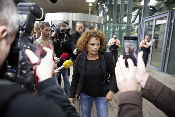 Rosanna Rodriguez, moeder van Brian De Mulder, verlaat de rechtszaal.