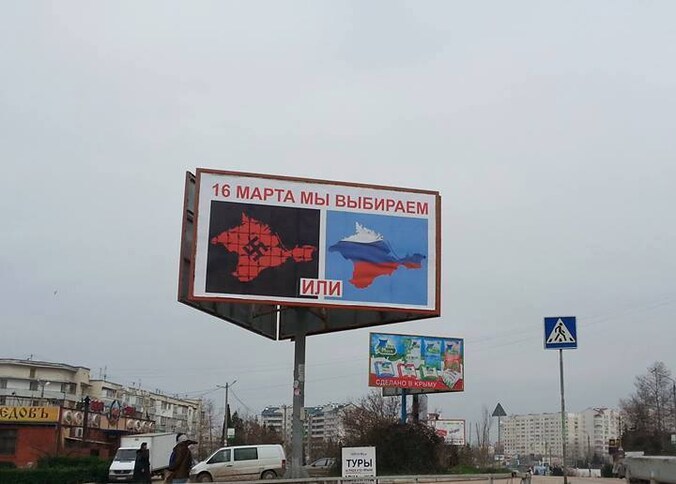 Een billboard op straat in Sevastopol: "16 maart kiezen we: fascisme of Rusland".