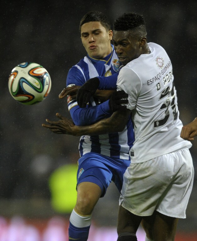 David Addy aan het werk bij Guimaraes tegen Porto.
