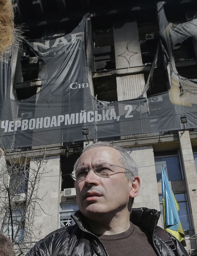Michail Chodorkovski bezoekt het Maidanplein in Kiev.