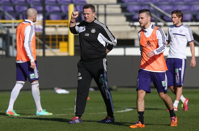 John van den Brom tussen zijn spelers op training.