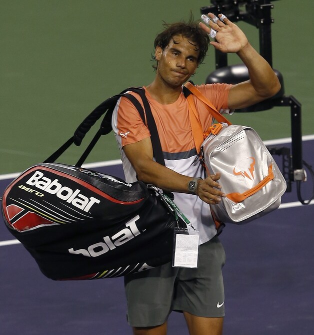 Rafael Nadal druipt af na zijn nederlaag tegen Dolgopolov.