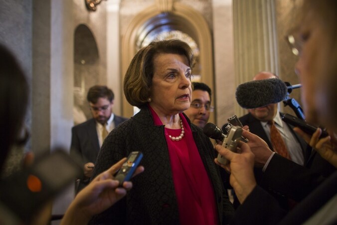 De Democratische Senator Diana Feinstein staat de pers te woord over het Benghazi-rapport.
