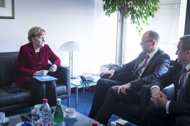 De Duitse bondskanselier Merkel spreekt met de Oekraïense interim-premier Jatensjoek