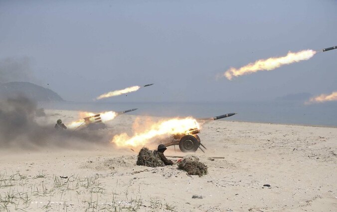 Een eerdere oefening van het Noord-Koreaanse leger. De foto komt van het Noord-Koreaanse staatspersbureau; datum en plaats zijn onbekend.