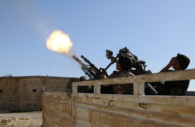 Syrische rebellen vuren luchtafweer af op een helikopter van het regime.