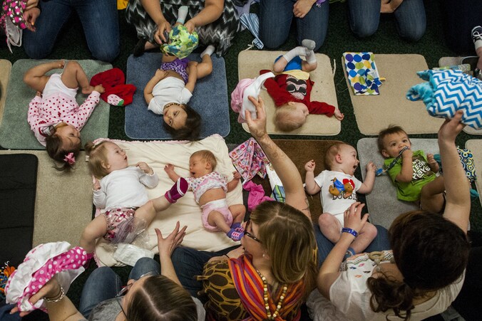 Ook in de Verenigde Staten kregen baby's wasbare luiers om.