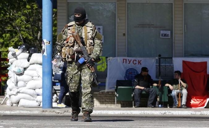 Een lid van de pro-Russische milities in Slavjansk, waar zeven waarnemers van de OVSE zijn gegijzeld.