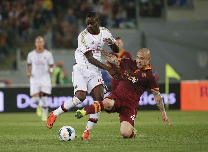 Nainggolan houdt Balotelli af.