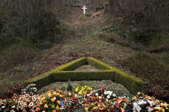 Het herdenkingsteken van Albert I aan de rots in Marche-les-Dames.