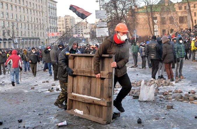 Oekraïense demonstranten werken aan een barricade.