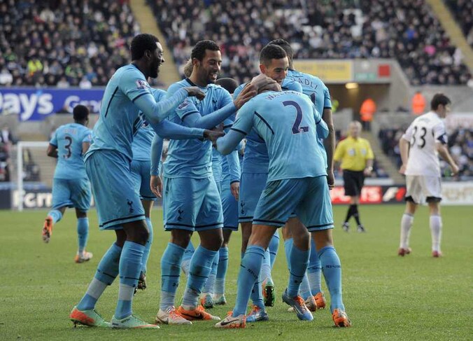 Adebayor (l) en Dembélé vieren met Kyle Walker, die de own-goal van Chico voor 0-2 inleidde.