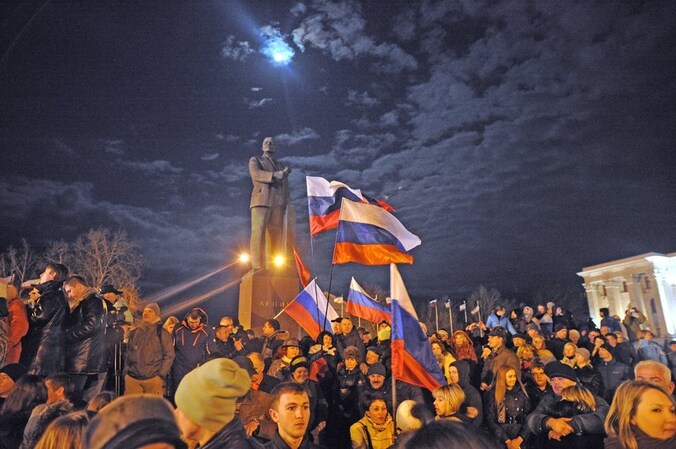 Bewoners van de krim vieren de uitslag van de volksraadpleging op het Leninplein in Simferopol.