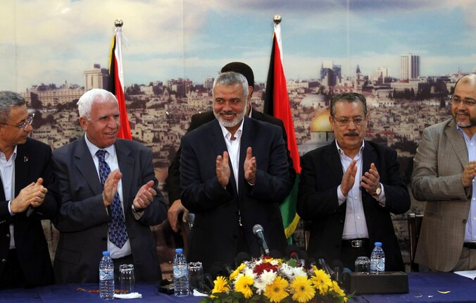 Ismail Haniyeh van Hamas (centraal) sloot gisteren in Gaza een samenwerkingsakkoord met Fatah.