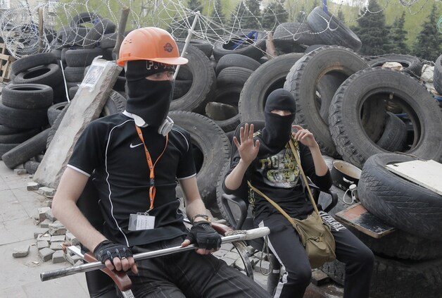 Pro-Russische betogers bewaken een barricade in Donetsk.