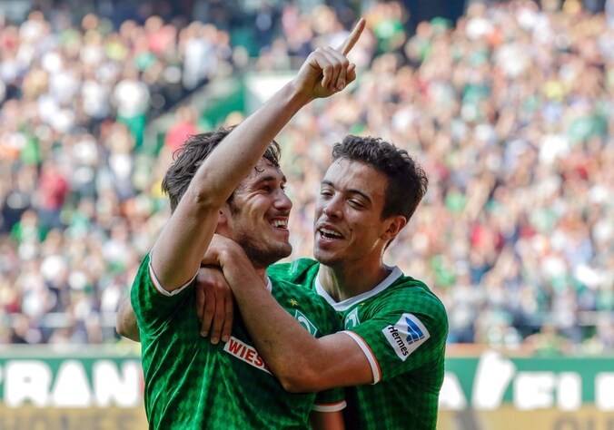 Garcia (l) viert een treffer van Werder met Di Santo.