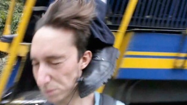Deze selfie liep goed af, omdat de machinist de man wegschopte van de trein.