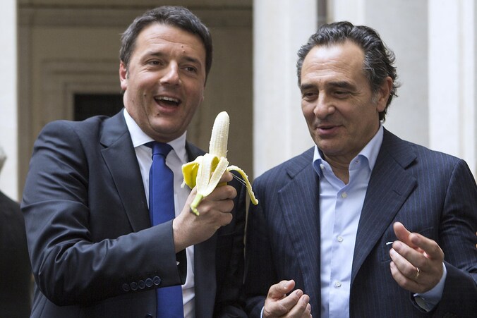 Italiaans premier Renzi met Italiaans bondscoach Prandelli (r)