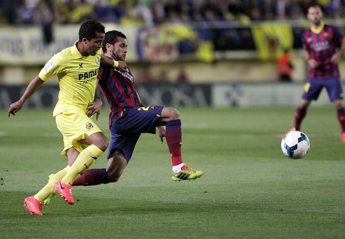 Dani Alves (rechts) in actie tegen Villarreal