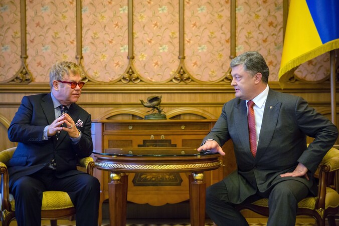 Zaterdag sprak Elton John met de Oekraïense president Petro Poroshenko, wel de echte.