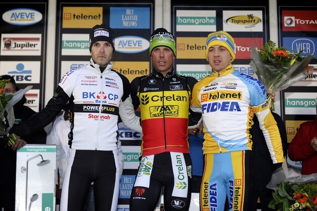 Het eindpodium van de Superprestige met een sip kijkende Albert naast eindlaureaat Nys.