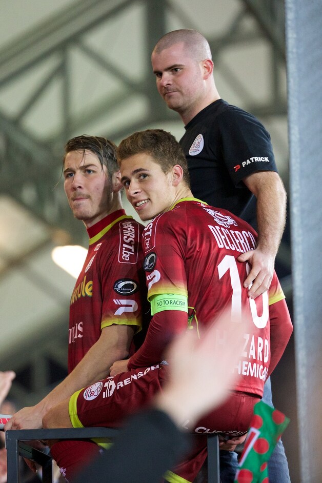Hazard zweepte na de match samen met Skulason de fans op.