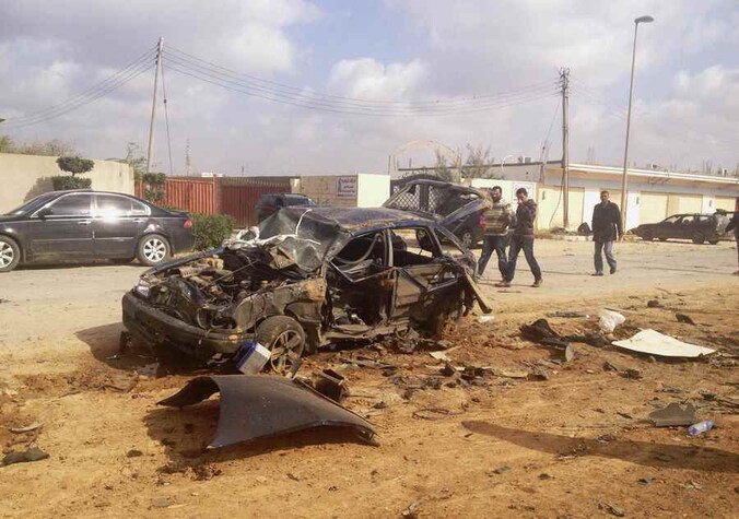 De uitgebrande auto in Benghazi.