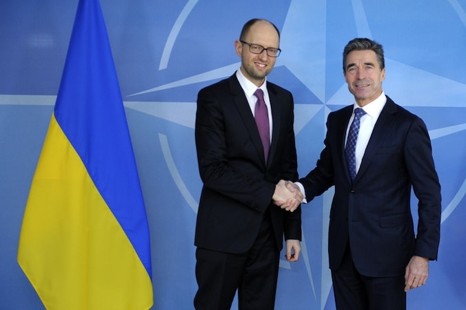 De Oekraïense premier Arseni Jatsenjoek en Anders Fogh Rasmussen, secretaris-general van de NAVO. (Archieffoto)