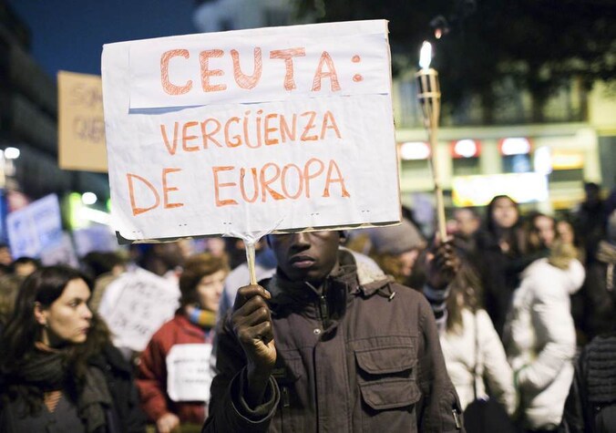 Protest in Madrid tegen het optreden van de Spaanse politie bij Ceuta. Op het bord van de betogende immigrant staat: 'Ceuta: de schande van Europa'.