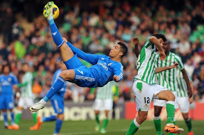 Deze fraaie retro trof geen doel, maar Cristiano Ronaldo scoorde wel de heerlijke opener.