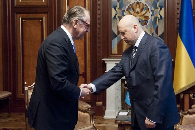 Vicesecretaris-generaal van de VN Jan Eliasson en interim-president Oleksandr Toertsjinov schudden elkaar de hand.
