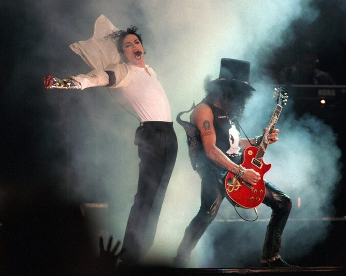 Michael Jackson tijdens een optreden met gitarist Slash