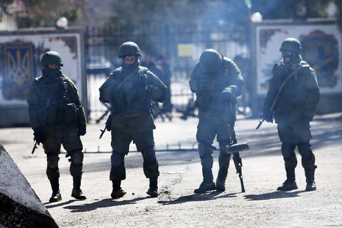 Russische soldaten houden de wacht voor een militaire basis nabij Simferopol op de Krim.