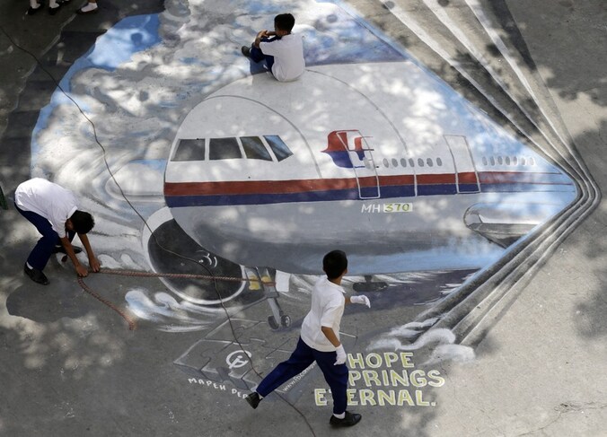 Een opmerkelijke vloertekening van de MH370-vlucht, als ondersteuning voor de families van de inzittenden, in de Filipijnse stad Makati.