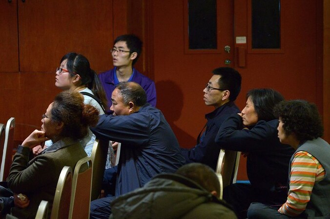 Al tien dagen zitten familieleden van de 153 Chinese passagiers in een hotel in Peking op nieuws te wachten.