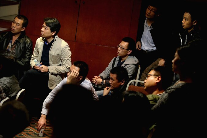 Familieleden van Chinese passagiers op vlucht MH370, maandag bij een persconferentie in Peking.