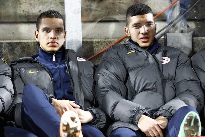 Zakaria Bakkali (r), hier naast Adam Maher, heeft geen vaste basisplek meer bij PSV