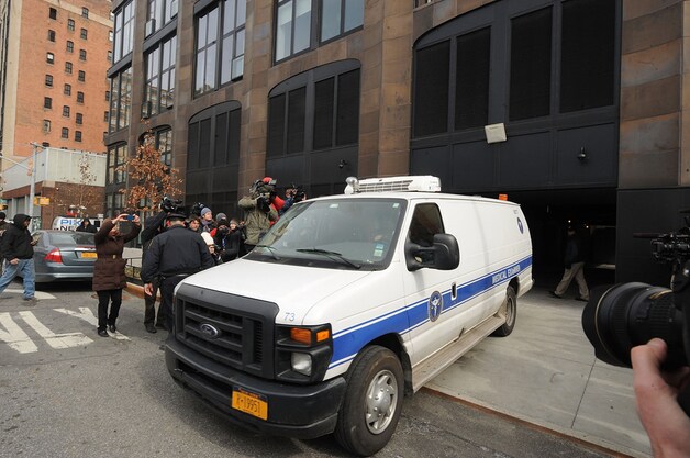 Een auto van een medisch team, met vermoedelijk het lichaam van L'Wren Scott, verlaat het appartementencomplex van de ontwerpster in New York.