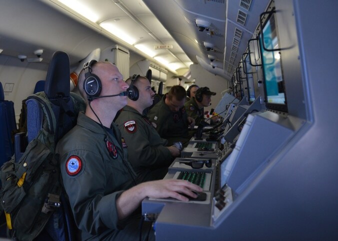 Amerikaanse militairen aan boord van marinevliegtuig P-8A Poseidon werken mee aan de zoekactie naar de vermiste Boeing.