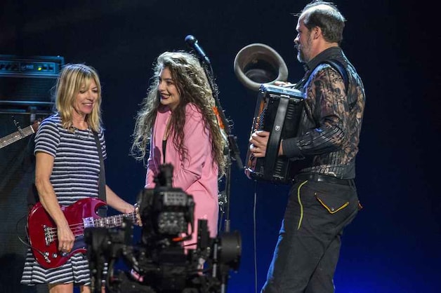 Nirvana-bassist Krist Novoselic ruilde zijn basgitaar even in voor een accordeon. Sonic Youth-bassiste Kim Gordon en Lorde brachten elk een nummer met de resterende Nirvana-leden.