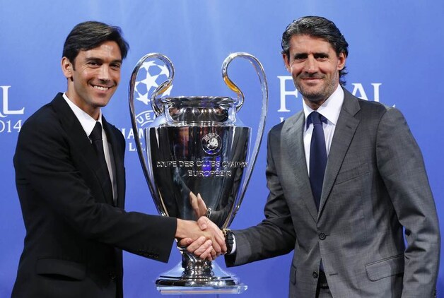 Paulo Ferreira (l) schudt namens Chelsea de hand van Jose Luis Perez Caminero, ambassadeur van Atlético Madrid