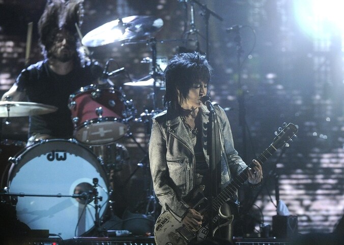 Joan Jett, achter haar drumt Dave Grohl de pannen van het dak.