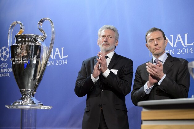 Bayern-ambassadeur Paul Breitner (l) en Real Madrid-vertegenwoordiger Emilio Butragueno