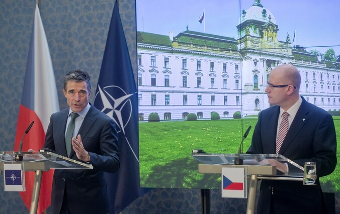NAVO-secretaris-generaal Anders Fogh Rasmussen (l.).