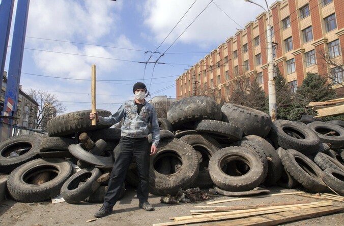 Een pro-Russische betoger voor de barricades in Loehansk.