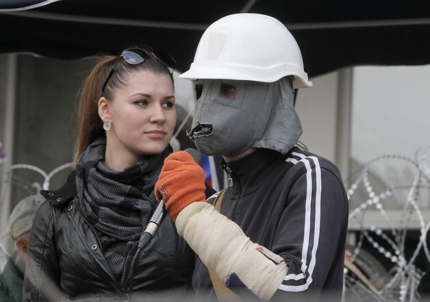 Pro-Russische supporters voor het regionale regeringsgebouw in Donetsk.