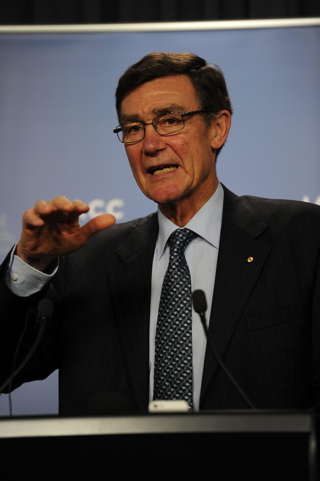 De Australische coördinator van de zoekactie Angus Houston.