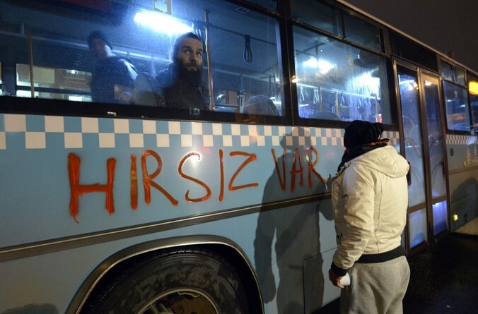 "Er zijn dieven", spuit een betoger op een bus in Istanbul.