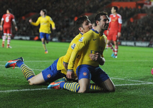 Toen zag het er goed uit voor de 'Gunners': Cazorla met de 1-2. Let ook op hoe Giroud met zijn ploegmaat viert.