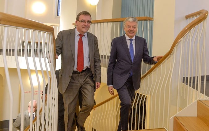 Didier Reynders (r) bezoekt Limburg, begeleid door gouverneur Herman Reynders.